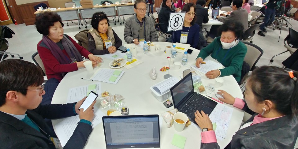  2일 오후 서울 성북구 성북평생학습관에서 열린 성북공론조사. 참가자들이 테이블에서 정치 구조 개편에 대한 토론을 하고 있다. 