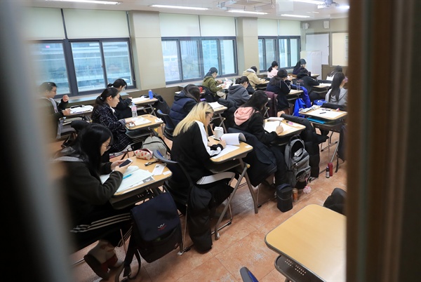 2018년도 대학수학능력시험이 열린 2017년 11월 23일 오전 수험생들이 서울의 한 고등학교에서 시험 시작을 기다리고 있는 모습. 
