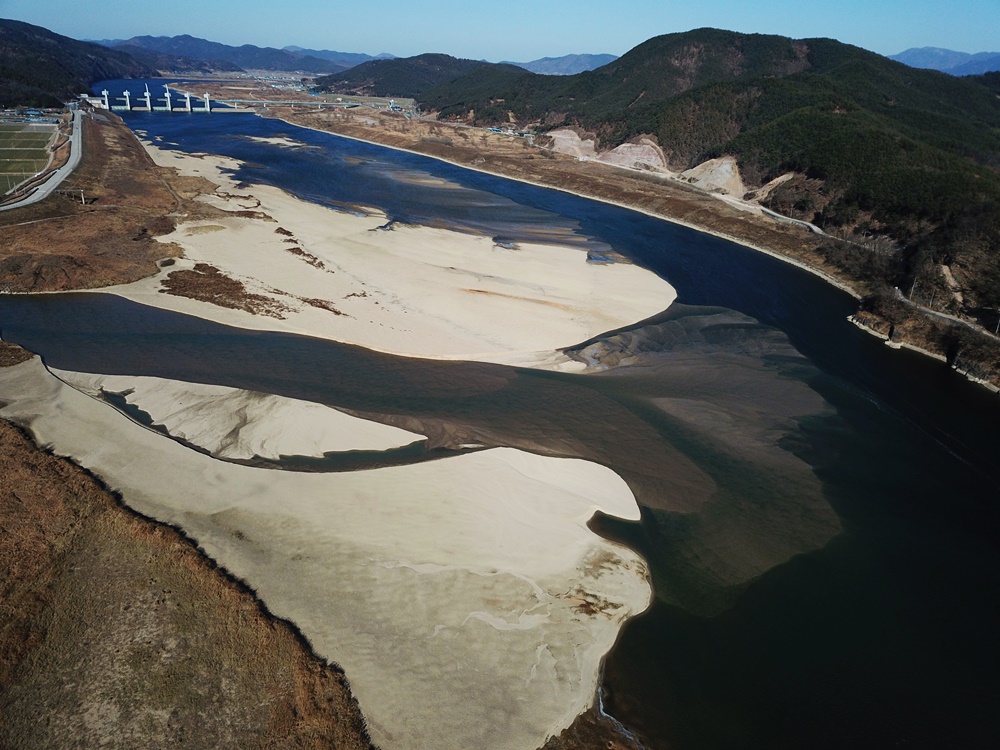  낙동강 보의 수문을 열자, 황강 합수부에 돌아온 거대한 모래톱. 합천보 쪽으로 드문드문 보이는 모래톱까지 상당히 넓은 면적의 모래톱이 돌아왔다.  