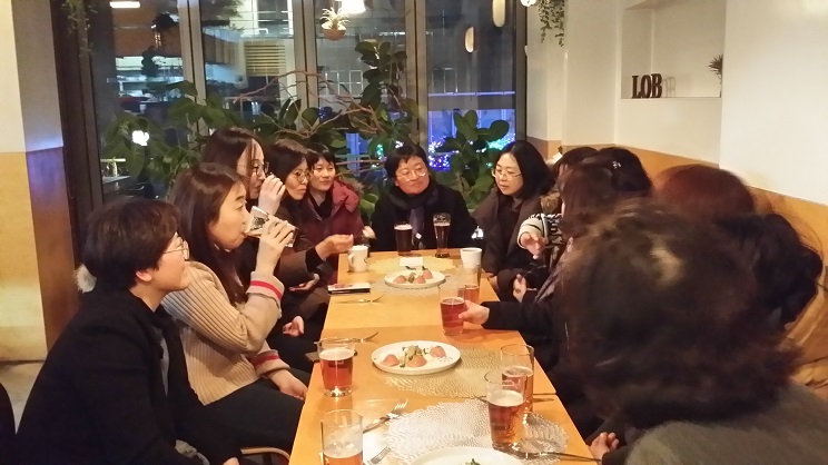 태백미술연구소 회원들과 함께 '십만 개의 머리카락' 작품전 열림식을 끝내고 뒷풀이 행사를 함께 하고 있는 '태백미술연구소' 교사들과 그 과정 이수자들