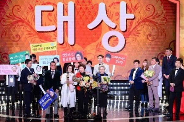  지난 30일 열린 <2017 SBS 연예대상>에서 대상을 수상한 <미운 우리 새끼> '모벤져스' 팀 