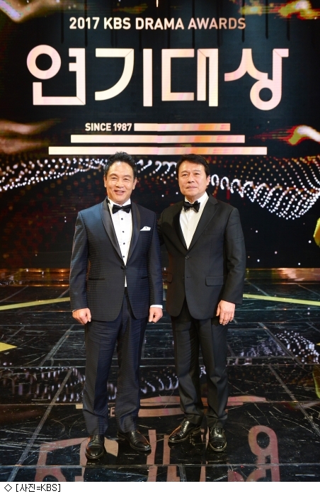  지난 31일 열린 <2017 KBS 연기대상>에서 공동대상을 수상한 김영철과 천호진 