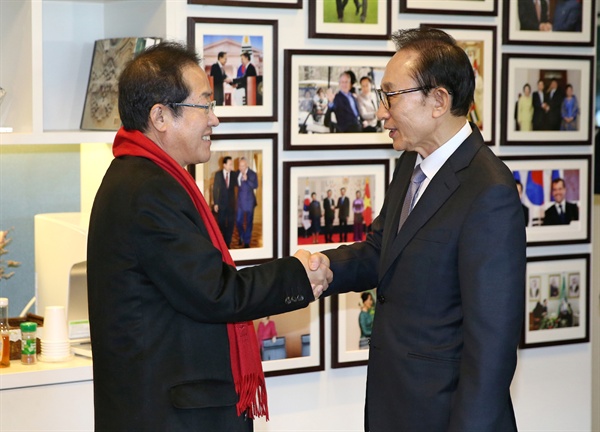 악수하는 이명박 전 대통령과 홍준표 자유한국당 대표 3일 서울 강남구 삼성동에 있는 이명박 전 대통령의 사무실을 찾은 홍준표 자유한국당 대표가 이 전 대통령과 인사를 나누고 있다.