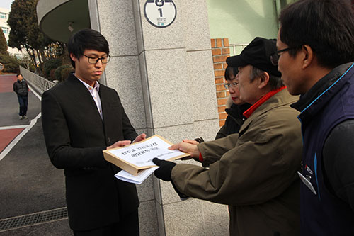 기자회견을 마친 대책위 관계자들이 천주교 인천교구에 교구장 면담을 요청하는 공문을 전달하고 있다.
