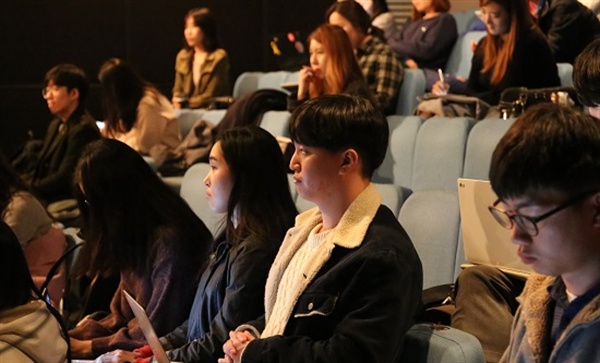  나영석 PD의 특강을 집중해서 듣고 있는 언론인 지망생들의 모습.