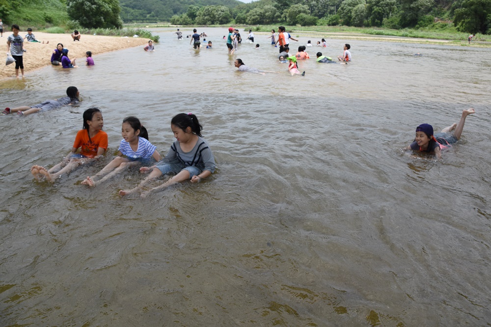  아이들이 강에 들어가서 맘껏 놀고 있다. 이것이 살아있는 강의 모습이다.