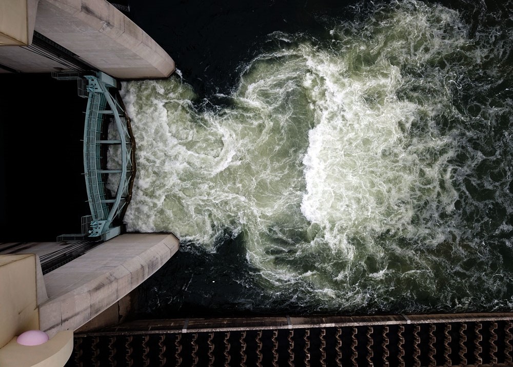  공주보 수력발전소 쪽 가동보가 올라가면서 상류에 갇혔던 강물이 쏟아져 내리고 있다.