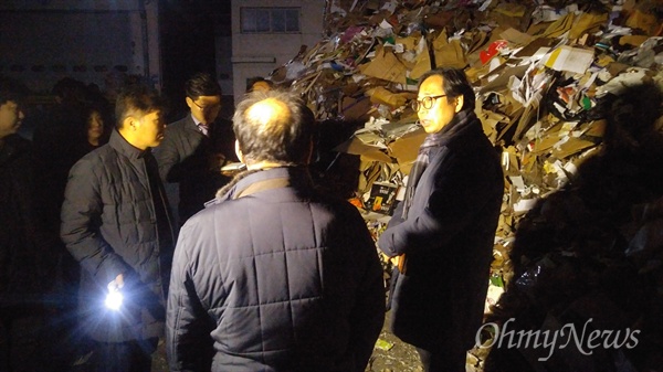  18일 한국수자원공사가 4대강 관련 문서를 대량으로 파기하고 있다는 의혹이 불거지자, 국가기록원은 파기예정 문서가 실려 있는 트럭을 봉인하고, 19일 한국수자원공사에 가서 사실 확인을 하기로 했다. 사진은 국가기록원 직원과 한국수자원공사 직원, 더민주대전시당 관계자, 문서파기업체 직원 등이 트럭 봉인과 문서확인작업에 대해 상의하고 있는 모습.