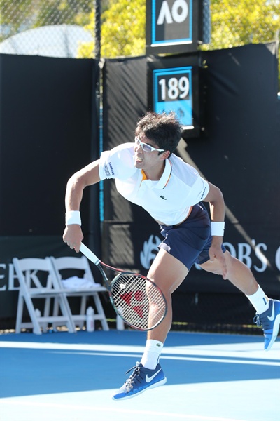 정현이 지난 18일 호주 멜버른에서 열른 호주오픈 테니스대회 남자단식 2회전에서 공을 받아치고 있다.