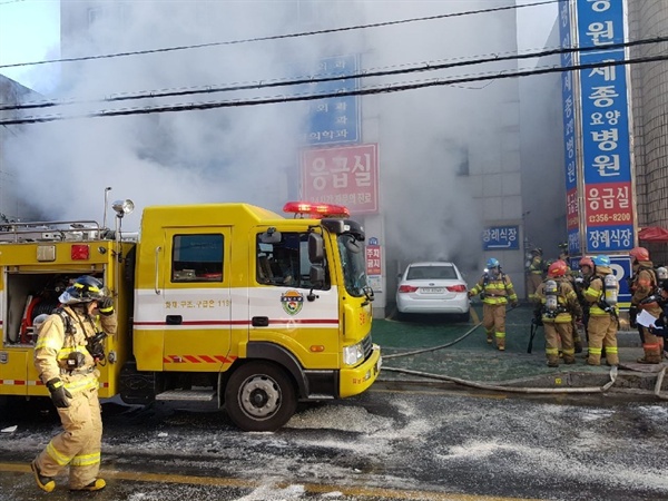 밀양 세종병원 화재 26일 오전 7시 30분께 경남 밀양시 가곡동 세종병원에서 불이나 소방대원이 화재 진압을 하고 있다.