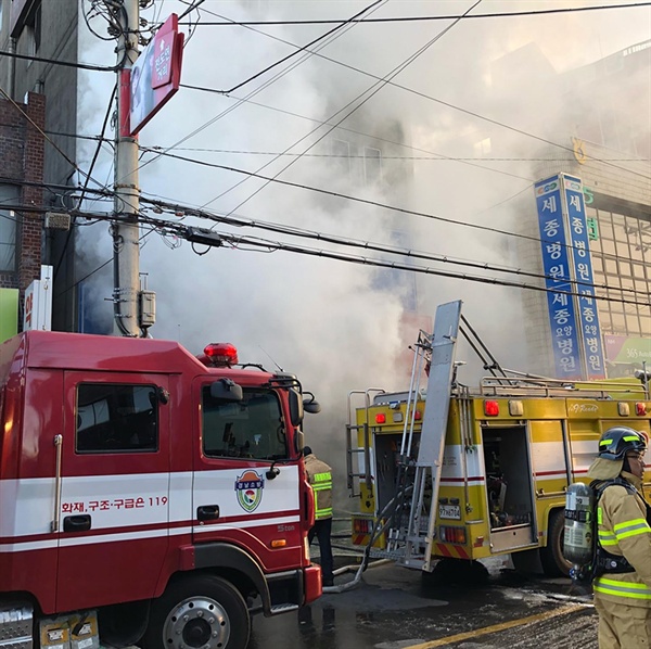 1월 26일 오전 7시 30분께 경남 밀양시 가곡동 세종병원에서 불이나 소방대원이 화재 진압을 하고 있다.