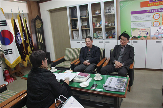 신명고등학교 차보석 선생에 대한 이야기를 기자에게 들려주는 신명고등학교 장용원 교장선생님(오른쪽)과 김홍구 교감선생님