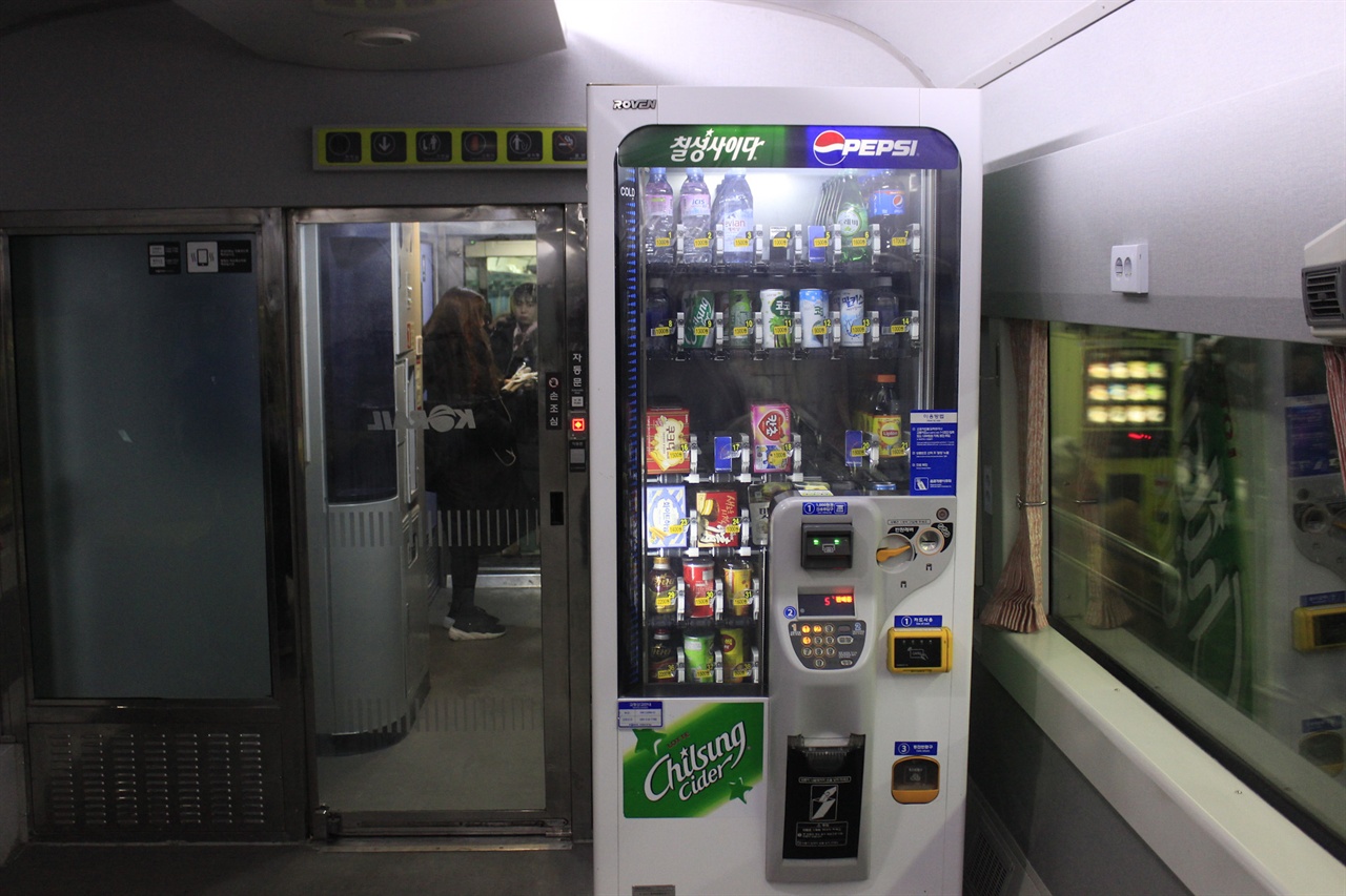 무궁화호 열차카페의 판매시설은 자동판매기가 전부가 되었다.