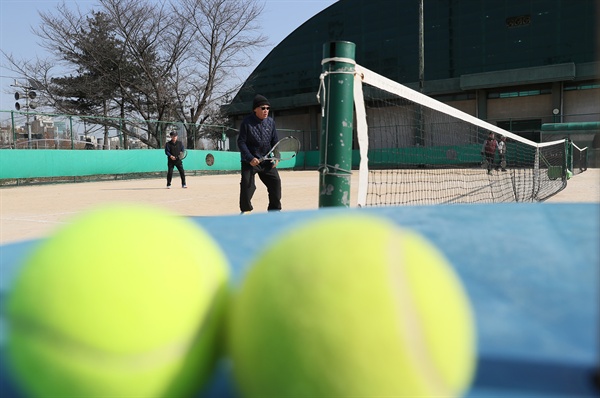주말 추위에도 테니스 열정 정현의 호주 오픈 남자 단식 4강 진출로 테니스에 대한 관심과 관련 용품 수요가 늘어나는 등 테니스 붐이 일고 있다. 지난 1월 28일 오전 서울 서초구 양재 시민의 숲 테니스장에서 테니스 동호인들이 테니스를 즐기고 있다.