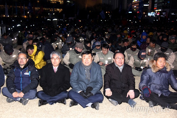  7일 저녁 창원광장에서 열린 "중형조선소 살리기 도민 결의대회"에서 류조환 민주노총 경남본부장, 박종훈 경남도교육감, 김종훈 국회의원, 노회찬 국회의원, 여영국 경남도의원 등이 함께 하고 있다.