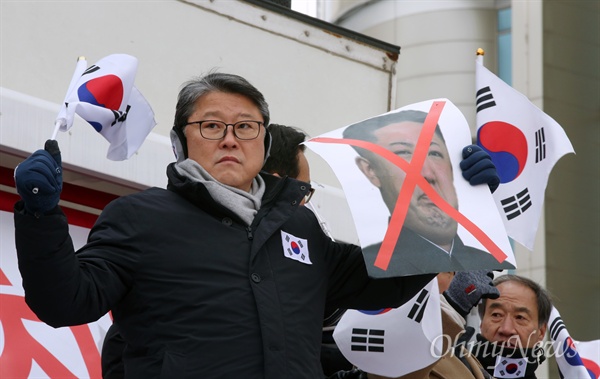 지난 2월 11일 서울 동대문디자인플라자 광장에서 열린 '평양올림픽' 반대 집회에 참여한 조원진 대한애국당 대표.