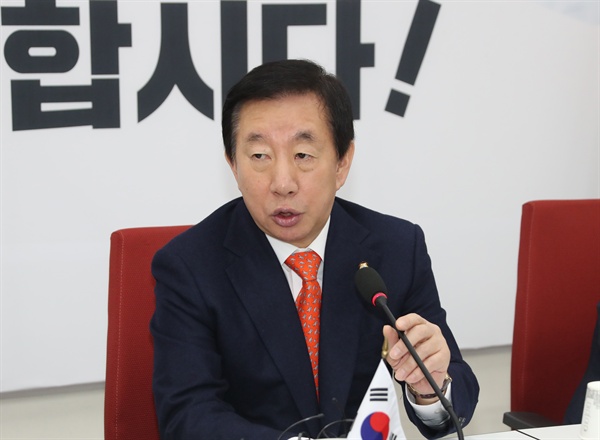  자유한국당 김성태 원내대표가 21일 국회에서 열린 중진의원-상임위원장 연석회의에서 발언하고 있다.