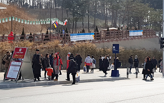 23일 평창동계올림픽이 열리는 강릉올림픽파크 인근 셔틀 버스 승차장에서 관광객들이 버스를 기다리고 있다
