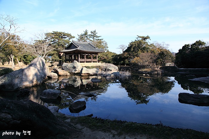 세연정과 계담 세연洗然은 주변 경관이 물에 씻은 듯 깨끗하고 단정하여 기분이 상쾌해짐을 말한다. 