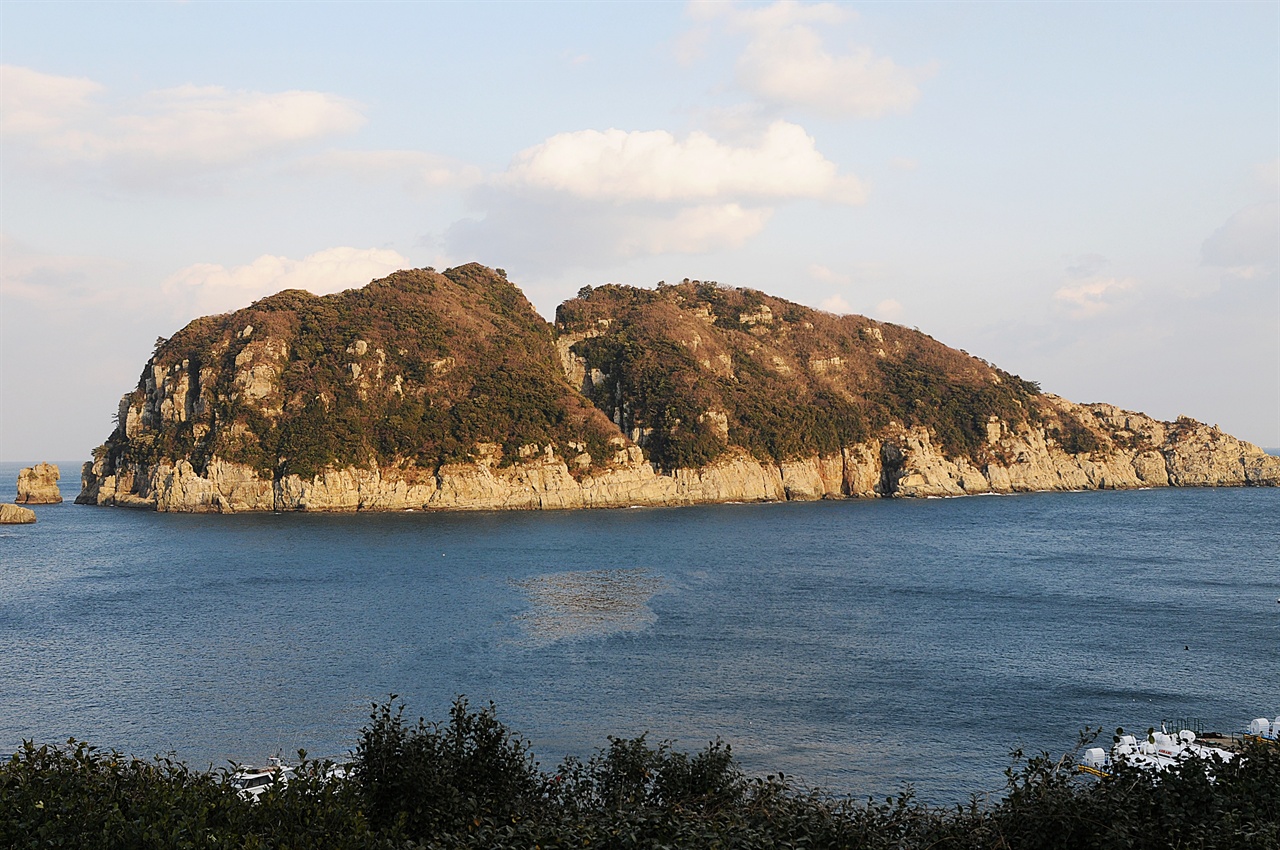 거제 해금강 전경  갈곶 언덕 위에서 바라본 해금강. 평범한 작은 바위섬이지만, 가까이에서 볼수록 절경이다. 사진에서 왼쪽 끝이 사자바위다. 