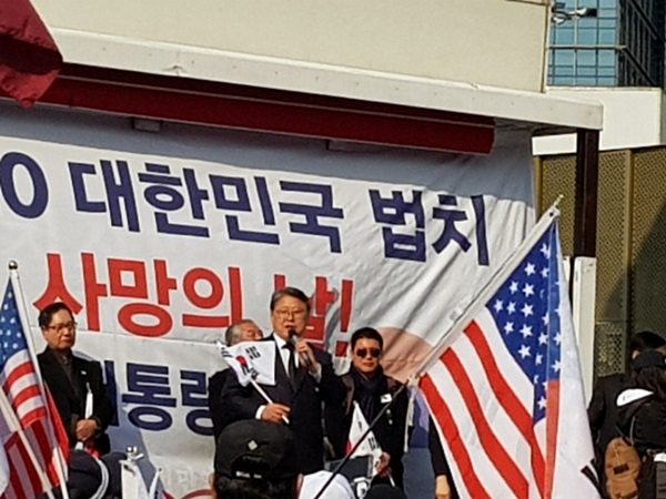 박근혜 전 대통령 탄핵 1주년을 맞아 열린 태극기집회 박근혜 전 대통령 탄핵 1주년을 맞아 10일 오후 2시 서울역 광장에서 태극기 집회가 열렸다.