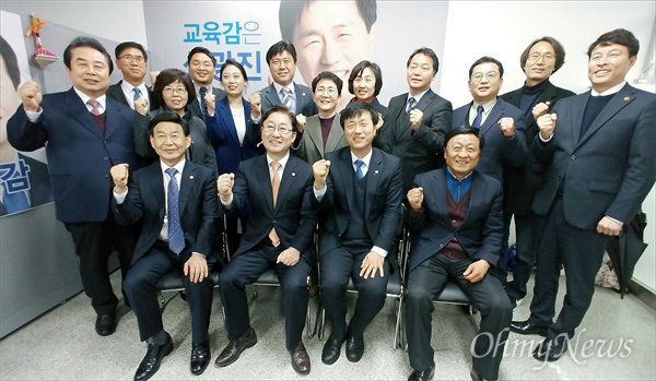 더불어민주당 박범계(대전 서구을, 왼쪽) 의원이 21일 오후 성광진 대전교육감 예비후보 선거사무소를 방문했다.