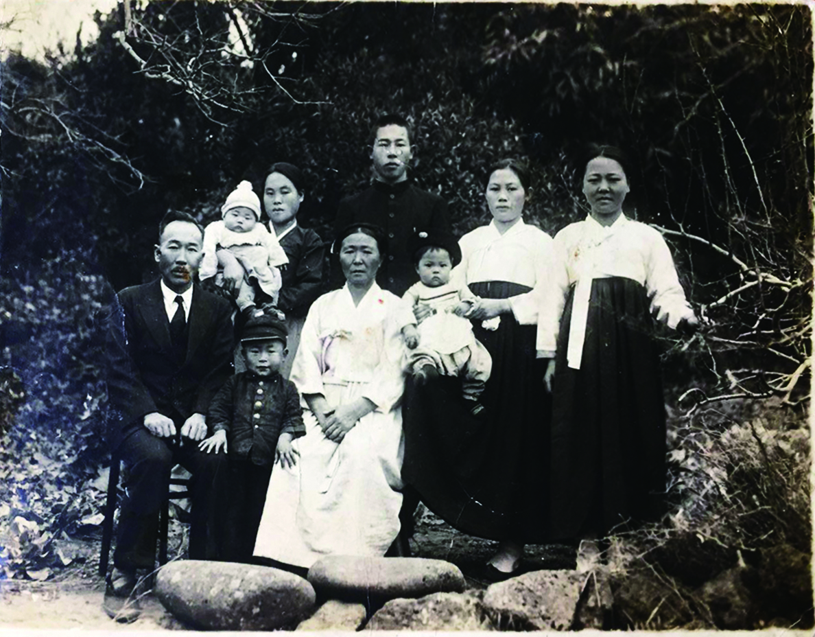 부친이 징병 나갔을 때 가족사진을 보내달라고 요청해, 온 가족이 모여 찍은 사진. 오른쪽 두 번째 어머니 무릎에 앉은 아기가 김낭규 씨. 