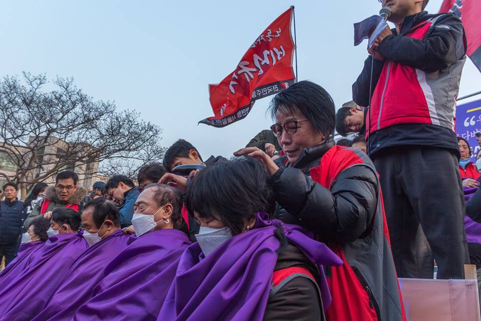  38여성의 날에 동국대 청소노동자들은 자존심마저 버리는 18명 삭발식을 진행했다.
