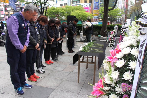  민주노총 경남본부, 금속노조 경남지부, '고 금보라 동지 추모 사업회'는 5일 오후 창원 정우상가 앞에서 "비행, 함께 하자 경남비정규직 노동자 공동행동" 집회를 열었다. 사진은 집회에 앞서 정대은 민주노총일반노동조합 위원장 등이 고 금보라 동지를 위해 헌화한 뒤 묵념하는 모습.