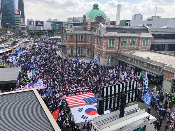 ìì¸ì­ ê´ì¥ íê·¹ê¸° ì§íì ì°¸ìí ë°ê·¼í ì  ëíµë ¹ ì§ì§ìë¤. 7ì¼ ìì¸ì­ ê´ì¥ìì ë° ì  ëíµë ¹ì ë¬´ì£ì ë¬¸ì¬ì¸ ëíµë ¹ì ê·ííë ë³´ì ë¨ì²´ì ì§íê° ì´ë ¸ë¤.