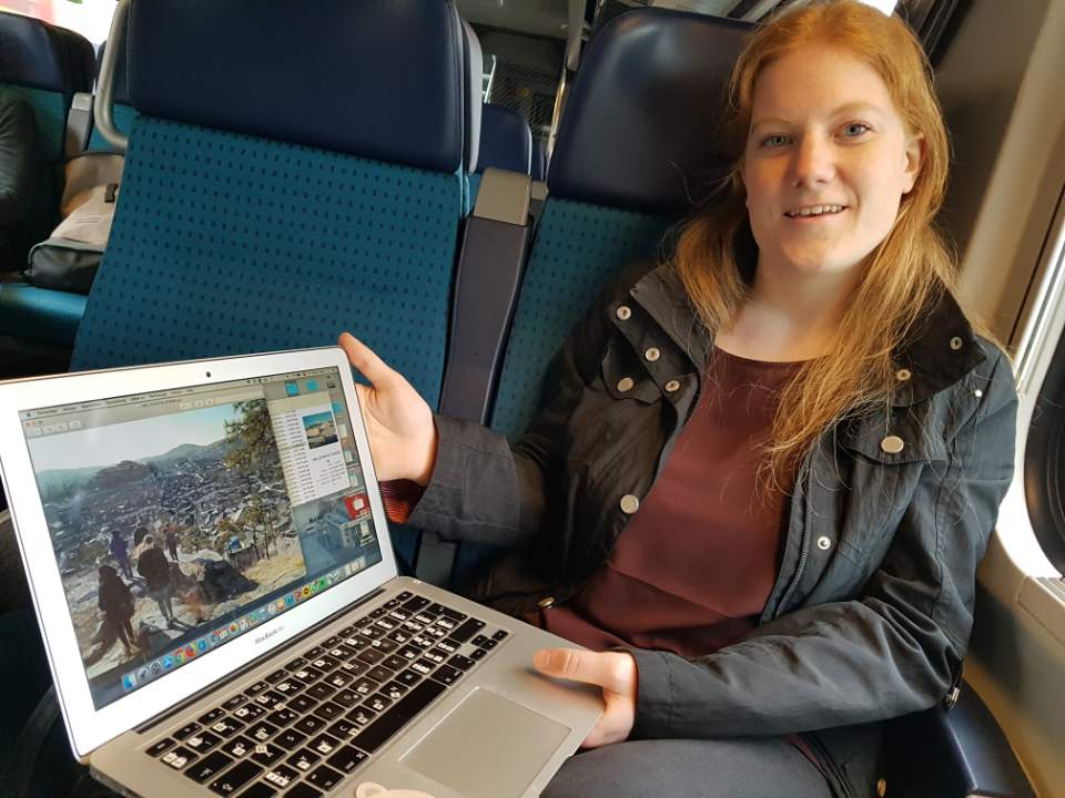 살로메 데트빌러 양이 스위스 빈터투어에서 취리히로 향하는 기차 안에서, 북한 여행 사진을 노트북 컴퓨터 화면으로 기자에게 보여주고 있다.
