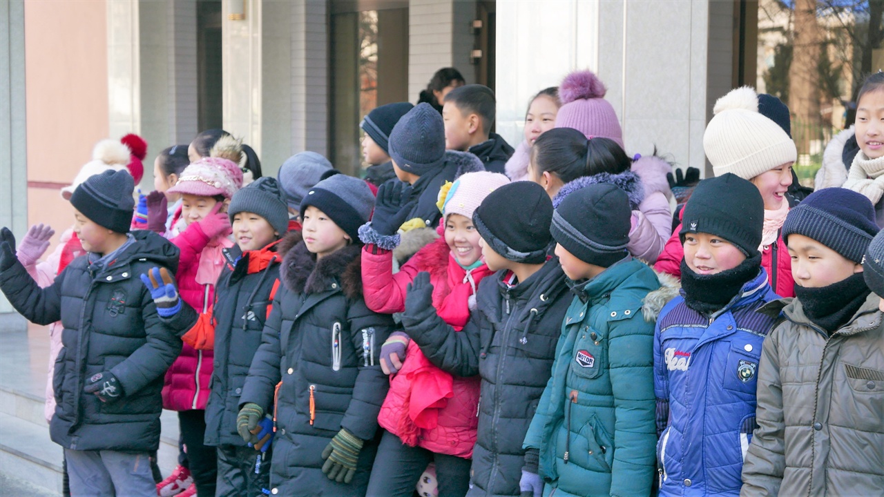 방한복과 방한모 차림의 북한 어린이들.