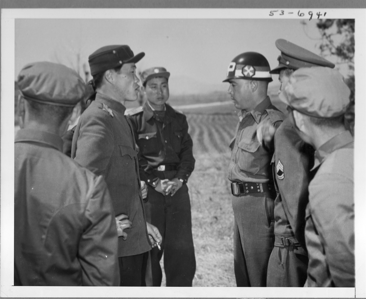  1953. 4. 9. 유엔군 측 경비장교와 북한 측 경비 장교 간의 설전으로 정전협정 이후에도 자주 볼 수 있었던 광경이다.