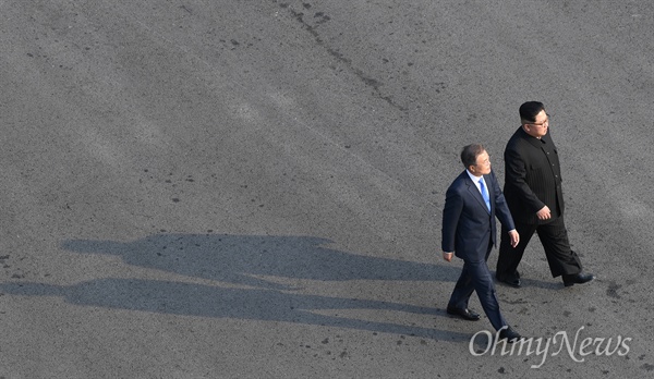 2018 남북정상회담이 열린 27일 오후 문재인 대통령과 김정은 국무위원장이 회담장인 판문점 남측 평화의 집 부근 '도보다리'까지 산책한 뒤 돌아오고 있다.