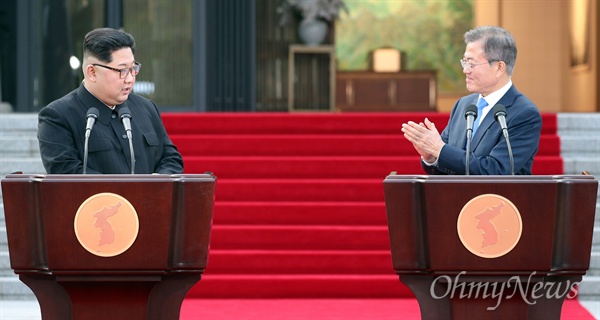 문재인 대통령과 김정은 국무위원장이 27일 오후 '2018 남북정상회담'이 열린 판문점 남측 평화의 집 앞에서 '판문점 선언' 합의에 대한 입장을 발표했다.