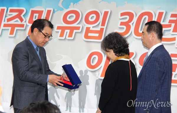  5월 1일 오후 창원 경남이주민노동복지센터에서 열린 '경남이주민센터 창립 20주년 기념 행사'에서 윤진구 이사장이 자원봉사자 한경렬, 김현숙씨한테 감사패를 전달하고 있다.