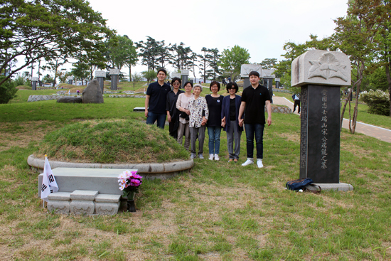 송서룡 독립지사의 유족들이 신암선열공원의 국립묘지 승격 기념 행사에 참여한 후 묘소를 찾아 참배하고 기념 촬영을 했다.