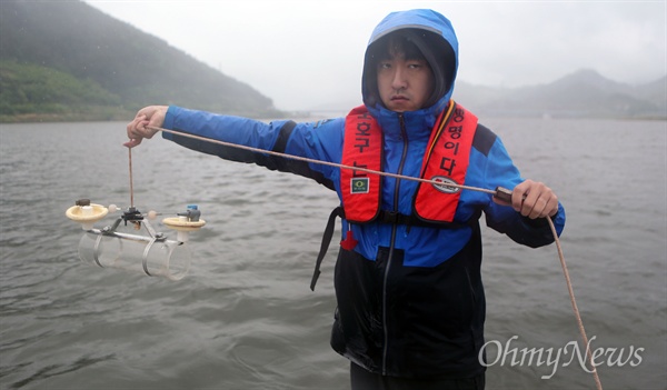  박창근 교수팀이 6일 낙동강 창녕함안보 상류 700m 지점에서 강 속의 용존산소량을 측정하고 있다.