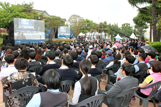 신암선열공원이 국립묘지로 승격된 당일(5월 1일) 공원 내 사당 단충사 앞에서 열린 기념식