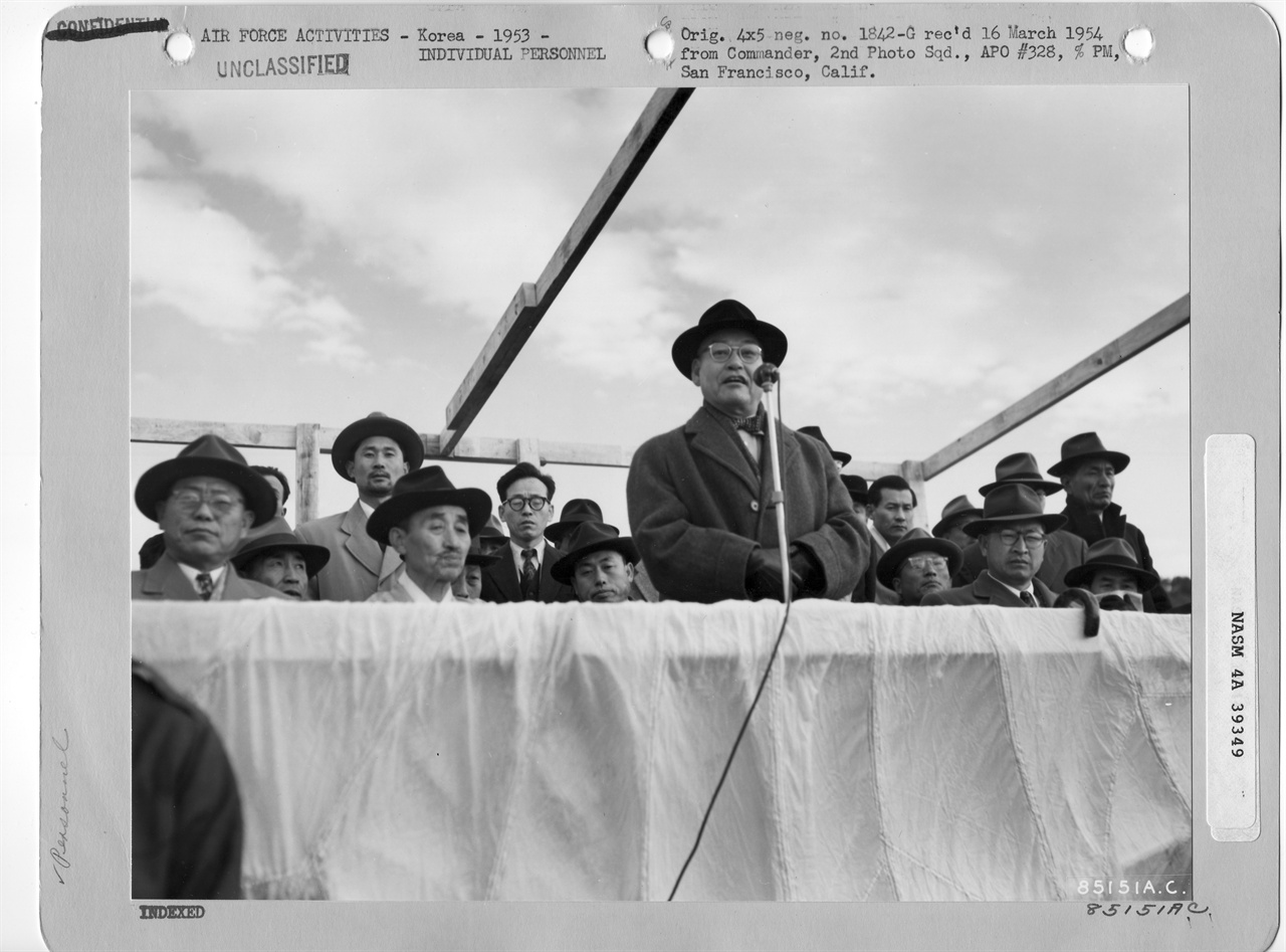1953. 11. 18. 정부 요인들이 전방 낙하산부대를 방문한 가운데 신익희 국회의장이 치사를 하고 있다(왼쪽 김병로 대법원장). 