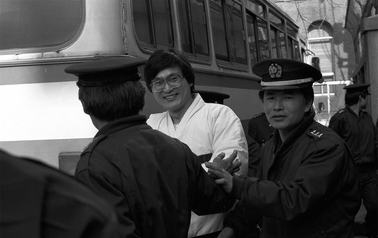 1987년 구로구청 투쟁으로 구속된 김병곤이 법정에 출두하는 모습