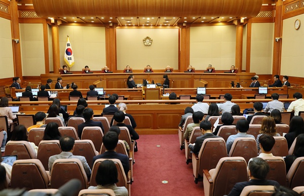  24일 오후 서울 종로구 헌법재판소 대심판정에서 낙태죄를 규정한 형법에 대한 위한 여부를 가리는 공개변론이 열리고 있다. 
