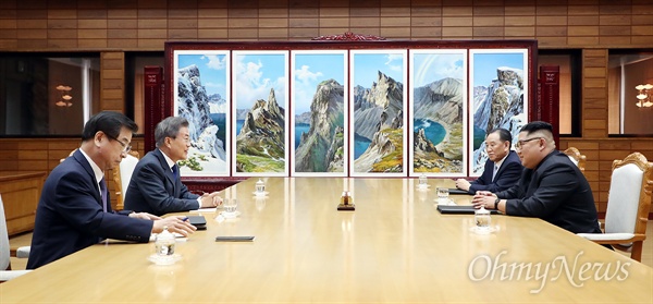 두번째 남북정상회담 개최 26일 오후 판문점 북측 통일각에서 문재인 대통령과 김정은 국무위원장의 두번째 남북정상회담이 개최되었다.