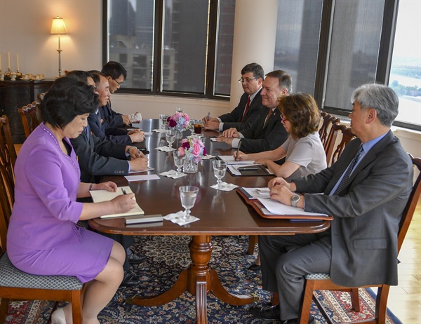  마이크 폼페이오 미국 국무장관과 김영철 북한 노동당 부위원장 겸 통일전선부장이 31일(현지시각) 뉴욕에서 회담하고 있다. 