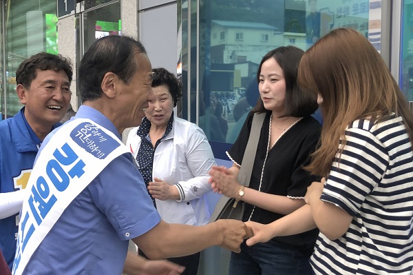 최문순 후보 4일 오후 최문순 강원지사 후보와 김세훈 화천군수 후보가 화천 구민들과 악수하며 지지를 호소하고 있다.