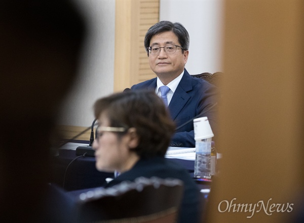  김명수 대법원장이 5일 오후 서울 서초구 대법원에서 열린 국민과함께하는 사법발전위원회에 참석하고 있다.