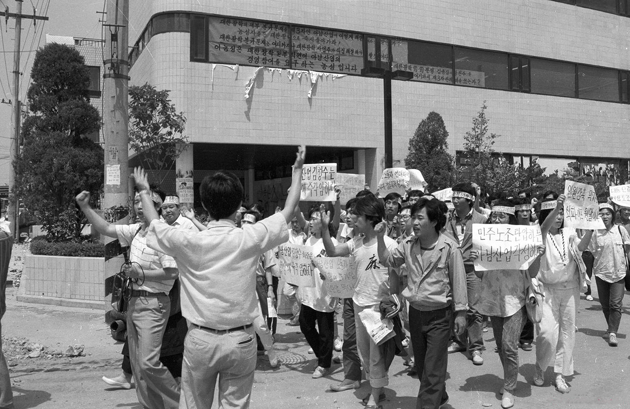  1988년 4월, 동민청 회원들이 대한광학 노동자들과 함께 파업투쟁에 나서고 있다