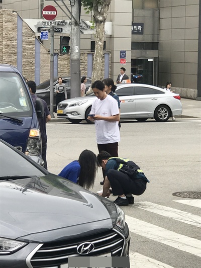 
배우 신현준이 교통사고 현장에서 피해자를 돕고 있다.