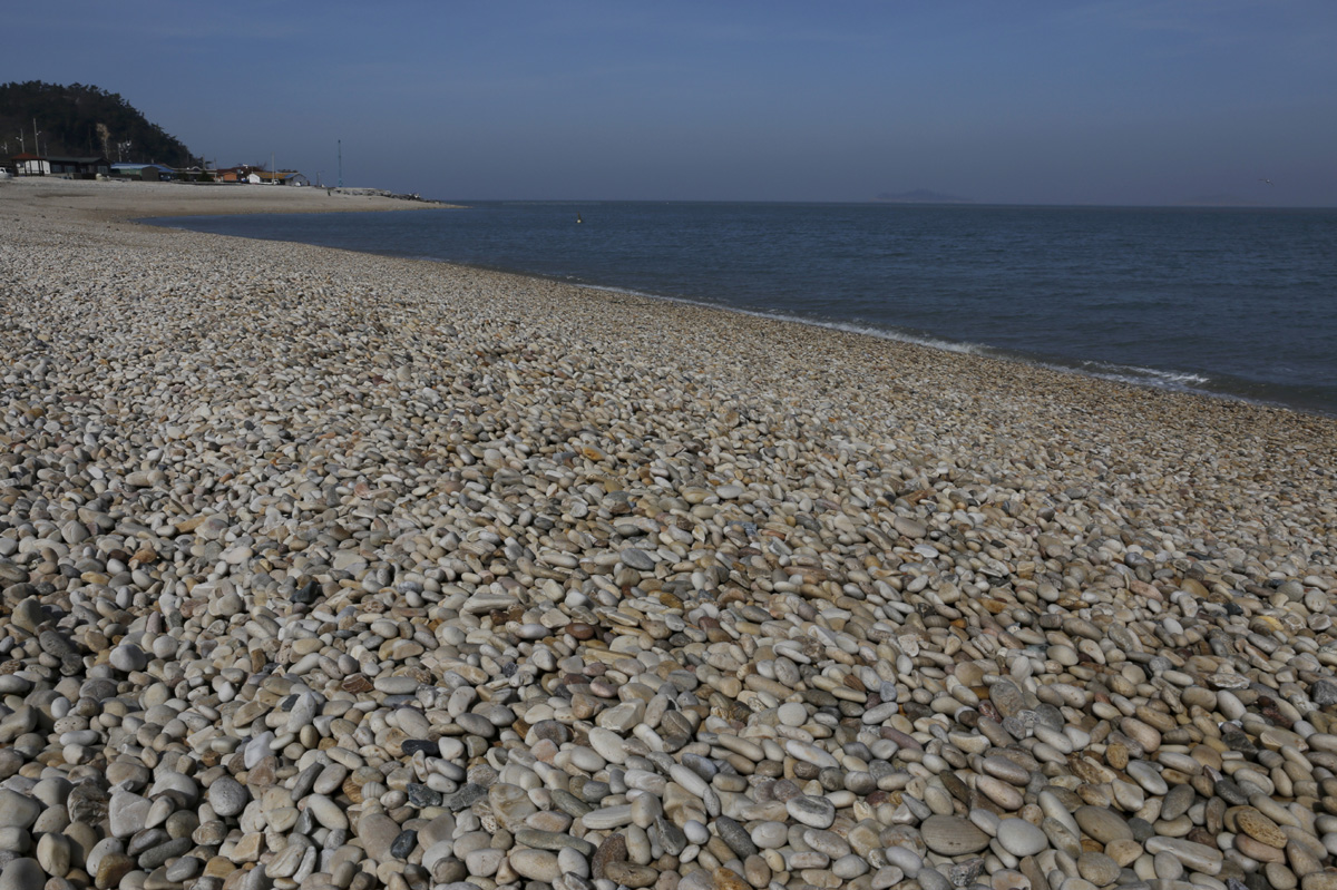 송이도 몽돌 해변. 크고 작은 돌들이 오랜 세월 파도와 부딪히며 다듬어진 몽돌이 지천이다. 하얀 몽돌이다.
