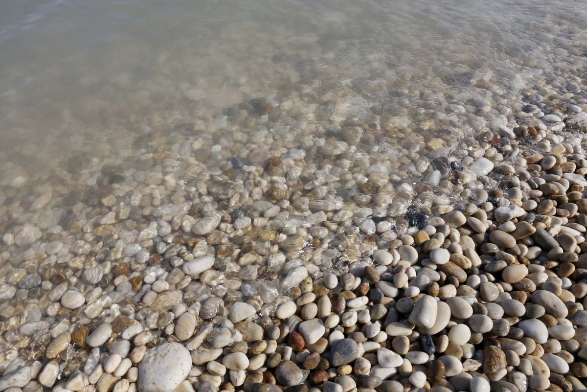 송이도 몽돌 해변. 하얀 빛깔의 몽돌이 색다른 느낌으로 다가온다. 크고 작은 돌들이 오랜 세월 파도와 부딪히며 다듬어진 몽돌이다.